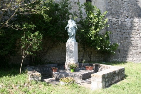 Statue de la Vierge Marie jouxtant l'église (Année maritale 1958)
