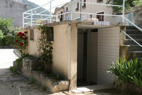 La-Motte-Chalancon_Place des écoles, les toilettes