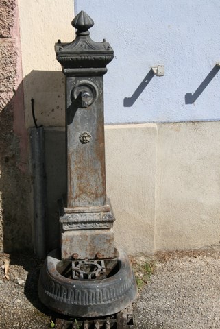 La-Motte-Chalancon_Ancienne fontaine au bout de la Grand Rue