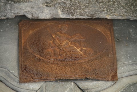 La-Motte-Chalancon_Détail de la plaque fixée sur le dessus du portail