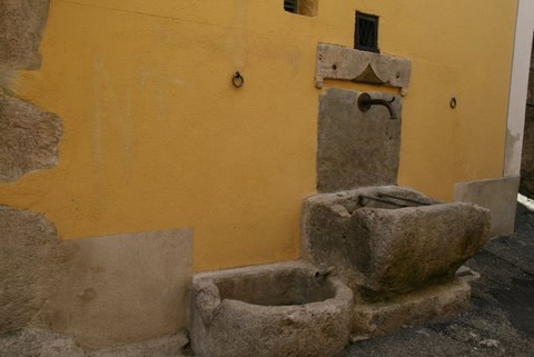 La Motte-Chalancon_Ancienne fontaine dans la calade des Escondailles