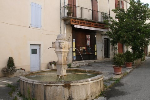 La fontaine à quatre têtes avec bassin circulaire Rue du Bourg