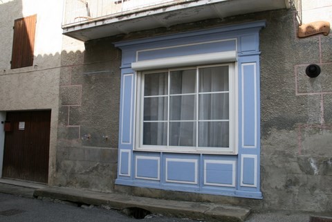 La Motte-Chalancon_Devanture bien rénovée dans la Rue du Bourg
