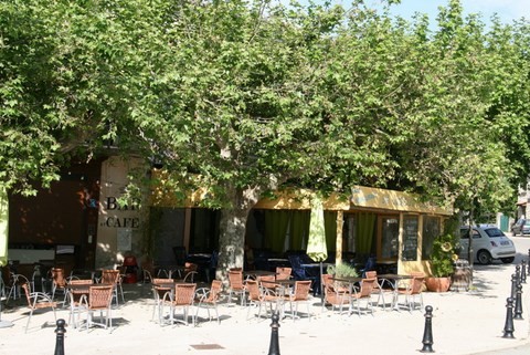 La-Motte-Chalancon_Le bar-café-restaurant sur la Place du Pont