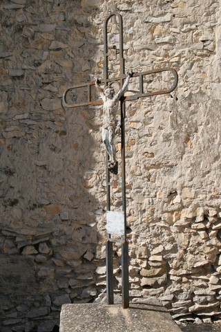 Croix de mission sur le côté de l'église