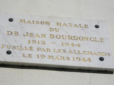 La plaque sur la façade de l'ancienne mairie