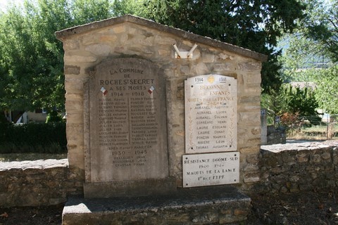 Le monument aux morts des deux guerres