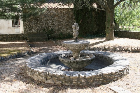 Vieille fontaine ​à la Roche-St-Secret-Beconne
