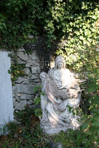 Belle statue à côté de l'église Saint-Secret de la Roche-St-Secret
