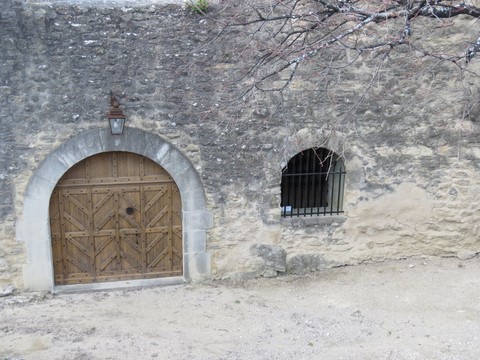 Jolie porte de l'entrée du château fort
