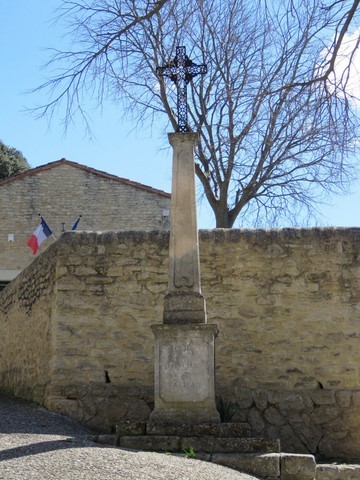 Cette croix se trouve au pied de la rue Roquepevouille