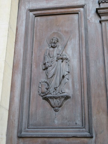 Saint Paul décore la partie droite de la porte d'entrée 