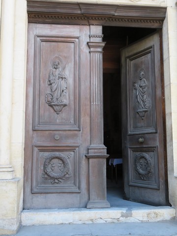 Portail de l'église de Lachau avec ses magnifiques sculptures
