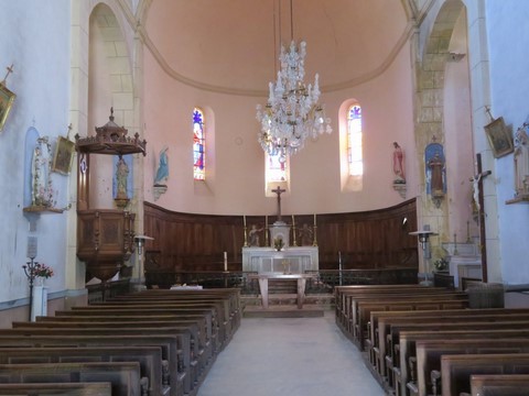 Choeur de l'église, vitraux avec images, statue de Marie à gauche et Jésus Christ à droite. On peut apercevoir sur l'autel 2 anges adorateurs