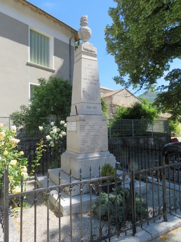 A l'entrée du village se trouve le monument aux morts 1914/1918 surplombé d'une urne
