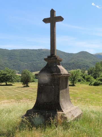 En entrant au village par la D201, à droite, cette croix de mission réalisée début années 1950, symbolise la passion du Christ