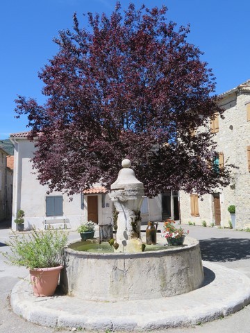 Magnifique réalisation d'une fontaine publique place du Château