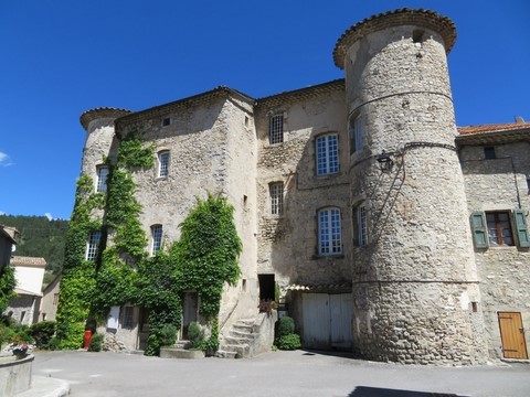 Façade avant du château face à la fontaine, propriété des La-tour-Gouvernet jusque la révolution française
