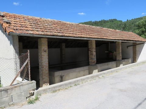 Le lavoir du village, dont l'utilisation a été abandonnée à la deuxième moitié du 20ème siècle