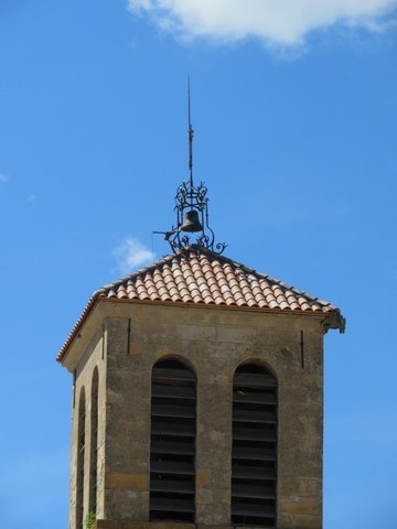 Vue du clocher campanile en fer forgé, on peut apercevoir la cloche qui sonnait les heures