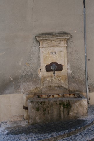 Fontaine à l'angle du chemin neuf et de la rue Saint-Denis