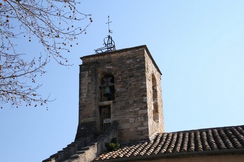 Clocher de l'église de base carrée sur lequel est adossé un escalier d'accès au campanile