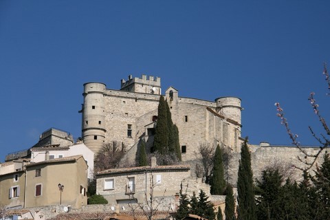 Le château vu du centre du village