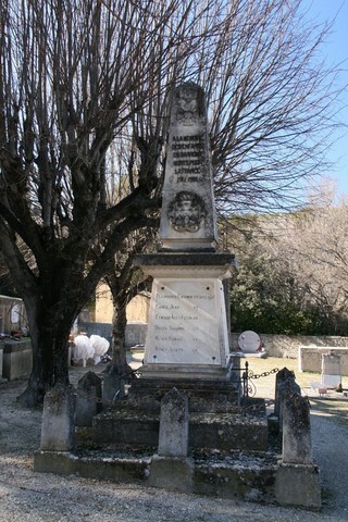 Le monument aux morts de 1914/1918 situé dans le cimetière