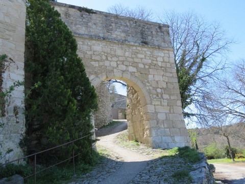 Entrée porte d'accès au village donnant sur la route de Saint-Didier et Venasque