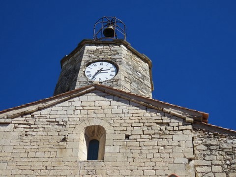 Gros plan sur le clocher-tour surmonté d'un campanile de l'église du Sanctuaire, de l'Assomption