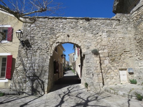 Deuxième entrée du village située au sud Place Cartel Lou direction de Saumagne
