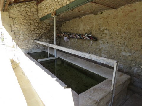 Lavoir du XIXème siècle avec 2 bassins, 1 pour laver et l'autre pour rincer