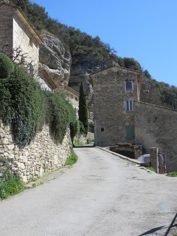 Chemin de l'Alouette d'où l'on accède à pied au hameau de Bacharenque à 4 km