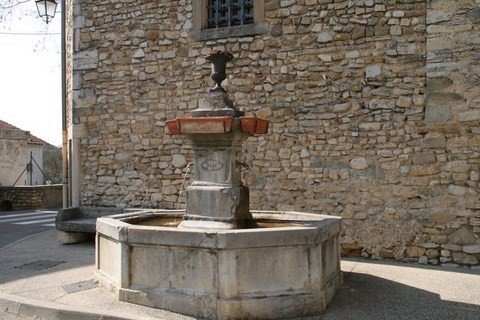 Autre vue de la fontaine place de la Bourgade