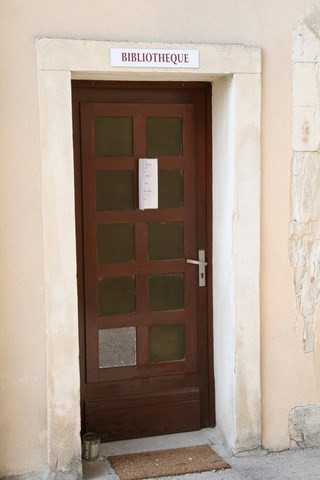 Le Pègue_A priori, la porte de la bibliothèque