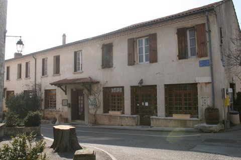Le Pègue_La façade de l'ancienne Auberge du Donjon