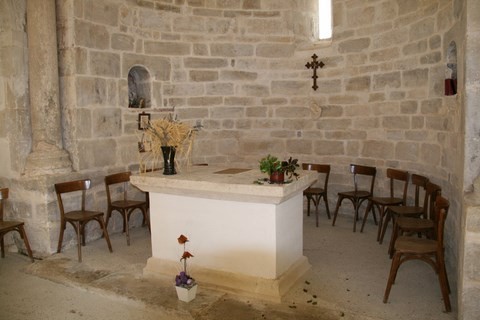 Le Pègue_L'autel en pierre au milieu de l'abside. -  à gauche une colonne de style Pré-roman