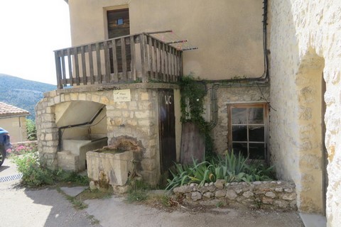 Face à l'église