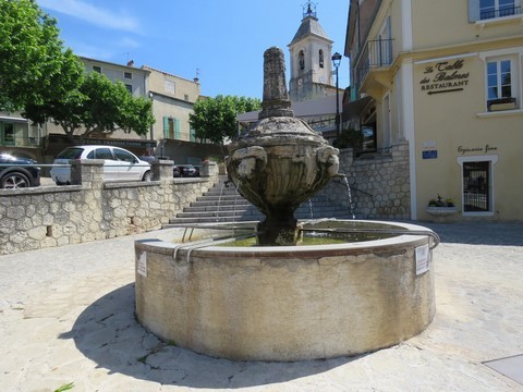 Place du 8 mai 1945, cette fontaine à macarons du 18ème siècle avait pour fonction d'éloigner les mauvais esprits