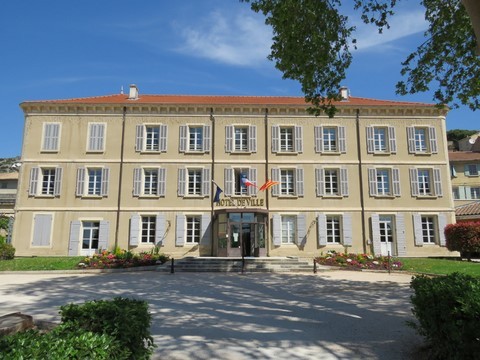 L'Hôtel de ville, ancien hôtel particulier construit en 1750 par Alphonse Toussaint