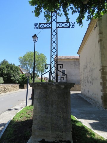 Croix située route de Caromb