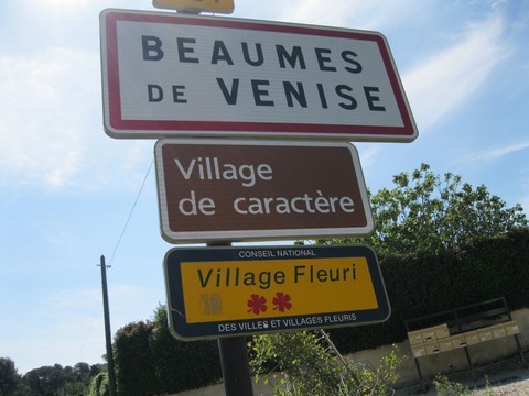 Bienvenue à Beaumes-de-Venise, joli village fleuri du Vaucluse
