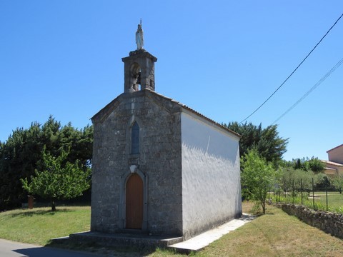 Chapelle ND de Lourdes dite "La Chazotte" de 1885 avec un clocher surmonté d'une vierge