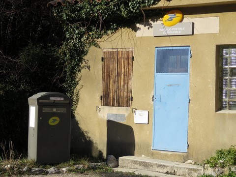 Agence postale communale située à l'entrée du village