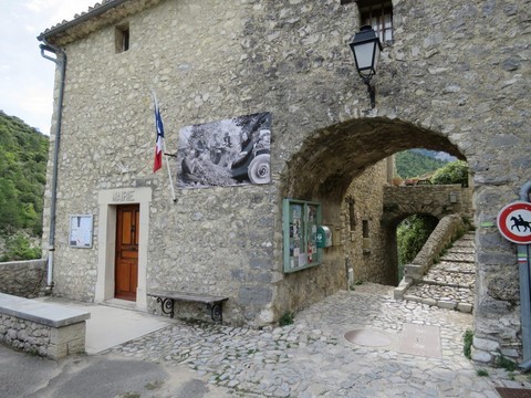 La Mairie et l'une des deux portes fortifiées d'entrée au village, dite la porte de la Mairie