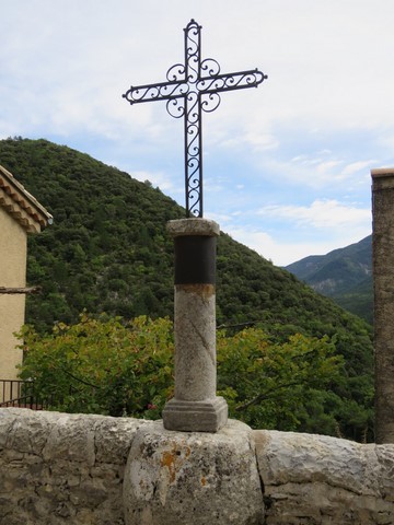 Croix métallique située à l'arrière de l'église Sainte-Sidoine