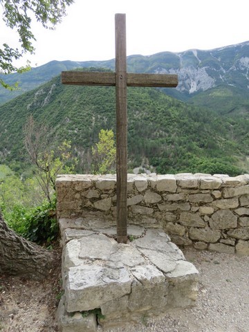 Croix en bois située devant l'entrée de l'église Sainte-Sidoine