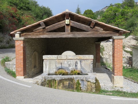 Ancien lavoir-fontaine en pierre situé à l'extérieur du vieux village