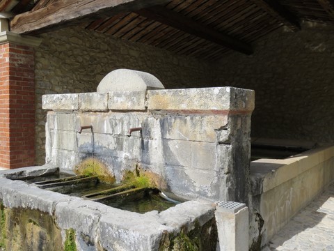 À l'avant, la fontaine avec ses deux becs en cuivre