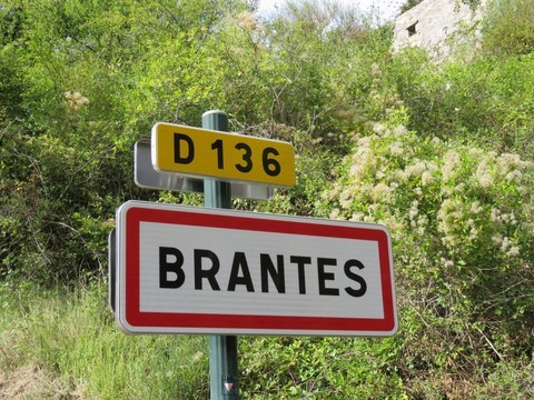 Bienvenue à Brantes, petit village pittoresque du Vaucluse, anciennement fortifié